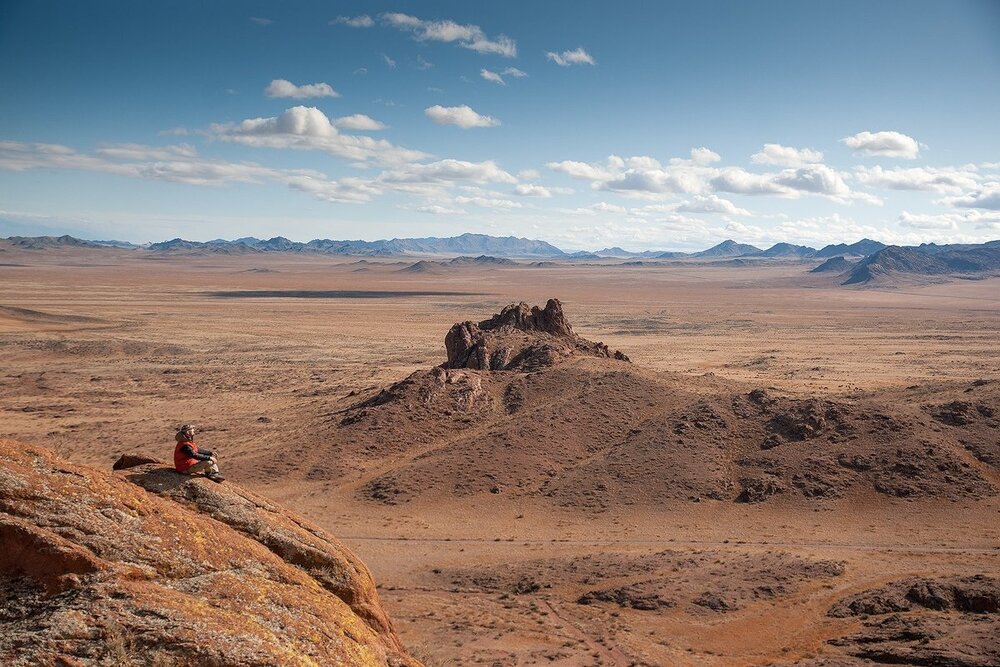 Монголия сижу на скале.jpg